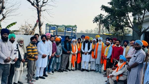 ਅਕਾਲੀ ਦਲ ਵਿਚ ਸ਼ਾਮਲ ਹੋਣ ਵਾਲੇ ਪਰਿਵਾਰਾਂ ਦਾ ਸਨਮਾਨ ਕਰਦੇ ਹਲਕਾ ਇੰਚਾਰਜ ਬਲਜੀਤ ਸਿੰਘ ਭੁੱਟਾ।