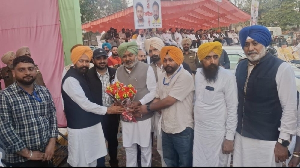 ਵਿੱਤ ਮੰਤਰੀ ਹਰਪਾਲ ਚੀਮਾ ਦਾ ਸਵਾਗਤ ਕਰਦੇ ਵਿਧਾਇਕ ਲਖਵੀਰ ਰਾਏ, ਵਿਧਾਇਕ ਗੈਰੀ ਬੜਿੰਗ ਅਤੇ ਪ੍ਰਬੰਧਕ।