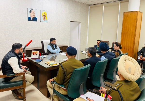 ਅਧਿਕਾਰੀਆਂ ਨਾਲ ਮੀਟਿੰਗ ਕਰਦੇ ਸਮੇਂ ਡਾ. ਰਵਜੋਤ ਸਿੰਘ