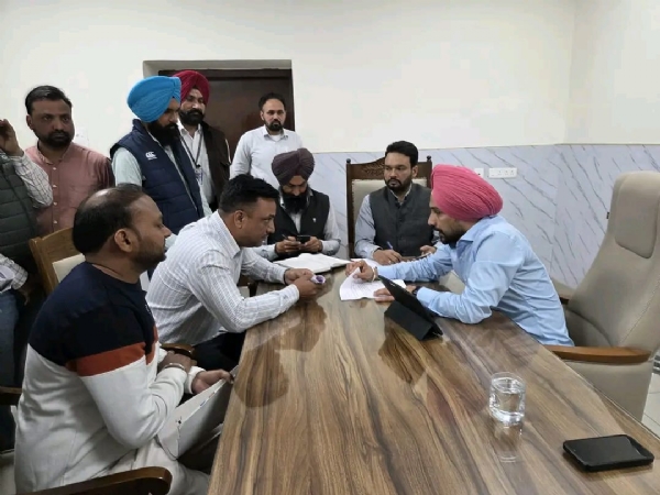 ਧੂਰੀ ਵਾਸੀਆਂ ਦੀਆਂ ਮੁਸ਼ਕਲਾਂ ਸੁਣਦੇ ਓ.ਐਸ.ਡੀ. ਸੁਖਵੀਰ ਸਿੰਘ।