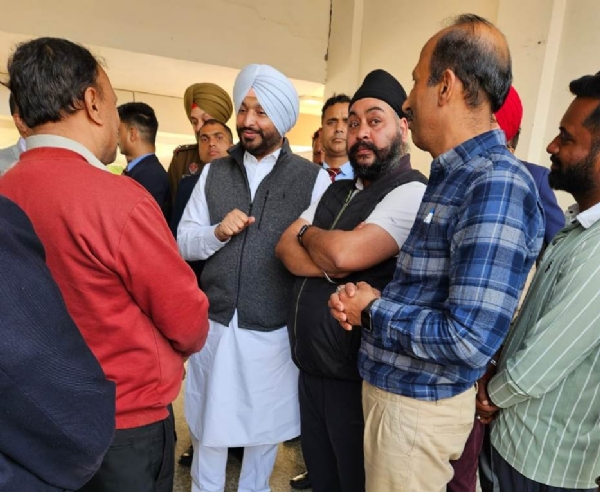 ਸਰਹਿੰਦ ਵਿਖੇ ਸ਼ਹਿਰ ਵਾਸੀਆਂ ਦੀਆਂ ਮੁਸ਼ਕਲਾਂ ਸੁਣਦੇ ਹੋਏ ਕੇਂਦਰੀ ਮੰਤਰੀ ਰਵਨੀਤ ਬਿੱਟੂ