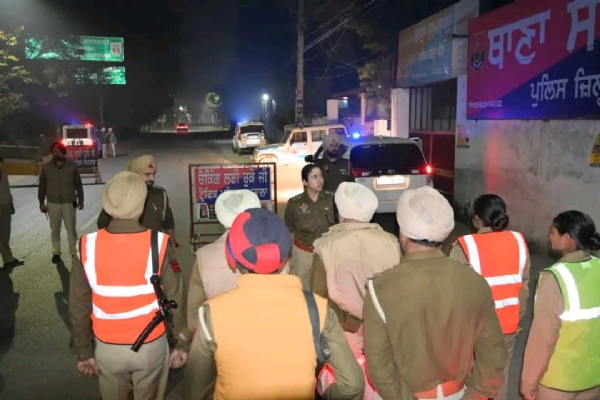 ਰਾਤ ਵੇਲੇ ਮੁਲਾਜ਼ਮਾਂ ਨੂੰ ਨਿਰਦੇਸ਼ ਦਿੰਦੇ ਐਸਐਸਪੀ ਡਾ. ਦਰਪਣ ਆਹਲੂਵਾਲੀਆ