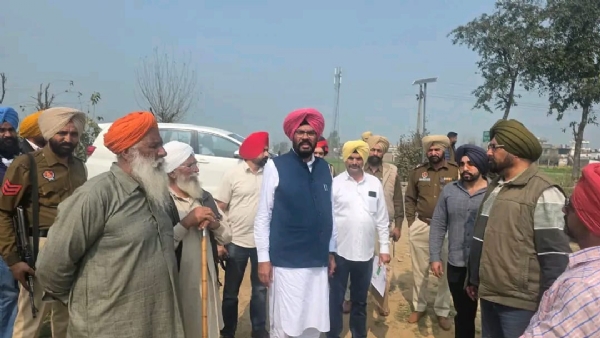 ਨਵ ਨਿਰਮਾਣ ਅਧੀਨ ਮਾਡਲ ਖੇਡ ਮੈਦਾਨ ਦਾ ਭੌਤਿਕ ਜਾਇਜ਼ਾ ਲੈਣ ਮੌਕੇ ਹਲਕਾ ਅਜਨਾਲਾ ਤੋਂ ਵਿਧਾਇਕ ਕੁਲਦੀਪ ਸਿੰਘ ਧਾਲੀਵਾਲ ਹੋਰਾਂ ਨਾਲ। ਨਵ ਨਿਰਮਾਣ ਅਧੀਨ ਮਾਡਲ ਖੇਡ ਮੈਦਾਨ ਦਾ ਭੌਤਿਕ ਜਾਇਜ਼ਾ ਲੈਣ ਮੌਕੇ ਹਲਕਾ ਅਜਨਾਲਾ ਤੋਂ ਵਿਧਾਇਕ ਕੁਲਦੀਪ ਸਿੰਘ ਧਾਲੀਵਾਲ ਹੋਰਾਂ ਨਾਲ।