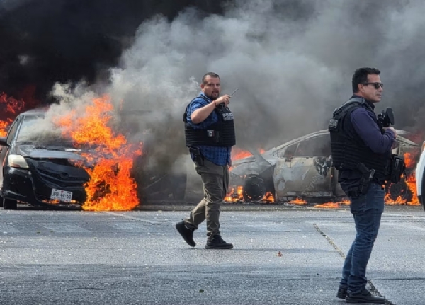 ਮੈਕਸੀਕੋ ਵਿੱਚ ਡਰੱਗ ਮਾਫ਼ੀਆ ਐਲ ਮੇਂਚੋ ਦੀ ਮੌਤ ਤੋਂ ਬਾਅਦ ਹਿੰਸਾ ਭੜਕ ਗਈ ਹੈ। ਸੰਗਠਿਤ ਅਪਰਾਧ ਸਮੂਹ ਦੇ ਮੈਂਬਰਾਂ ਨੇ ਜ਼ਾਪੋਪਨ ਵਿੱਚ ਆਵਾਜਾਈ ਰੋਕਣ ਲਈ ਵਾਹਨਾਂ ਨੂੰ ਅੱਗ ਲਗਾ ਦਿੱਤੀ। ਜਾਣਕਾਰੀ ਮਿਲਣ ਤੋਂ ਤੁਰੰਤ ਬਾਅਦ ਪੁਲਿਸ ਪਹੁੰਚੀ। ਫੋਟੋ: ਇੰਟਰਨੈੱਟ ਮੀਡੀਆ