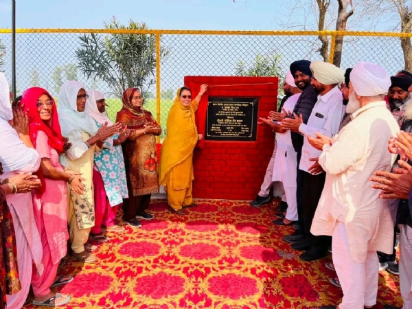 ਨੀਂਹ ਪੱਥਰ ਰੱਖਦੇ ਹੋਏ ਵਿਧਾਇਕਾ ਨਰਿੰਦਰ ਕੌਰ ਭਰਾਜ