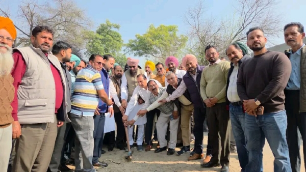 ਚੇਅਰਮੈਨ ਰਾਜਵੰਤ ਸਿੰਘ ਘੁੱਲੀ ਤੇ ਡਾ. ਅਨਵਰ ਭਸੌੜ ਨੇ ਕਰਵਾਈ ਕੰਮ ਦੀ ਸ਼ੁਰੂਆਤ।