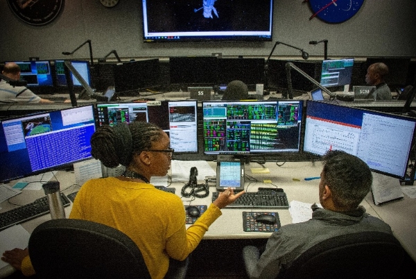 ਨਾਸਾ ਨਾਲ ਸਬੰਧਤ ਹਬਲ ਫਲਾਈਟ ਆਪ੍ਰੇਸ਼ਨ ਟੀਮ ਦੇ ਮੈਂਬਰ ਫੈਥਮ ਡੋਨਾਲਡ ਅਤੇ ਬਿਜਲ ਪਟੇਲ ਮਿਸ਼ਨ ਆਪ੍ਰੇਸ਼ਨ ਰੂਮ ਵਿੱਚ ਹਬਲ ਸਪੇਸ ਟੈਲੀਸਕੋਪ ਦੀ ਕਮਾਂਡਿੰਗ ਬਾਰੇ ਚਰਚਾ ਕਰਦੇ ਹਨ। ਫੋਟੋ ਨਾਸਾ ਦੁਆਰਾ ਗੋਡਾਰਡ ਰੇਬੇਕਾ ਰੋਥ