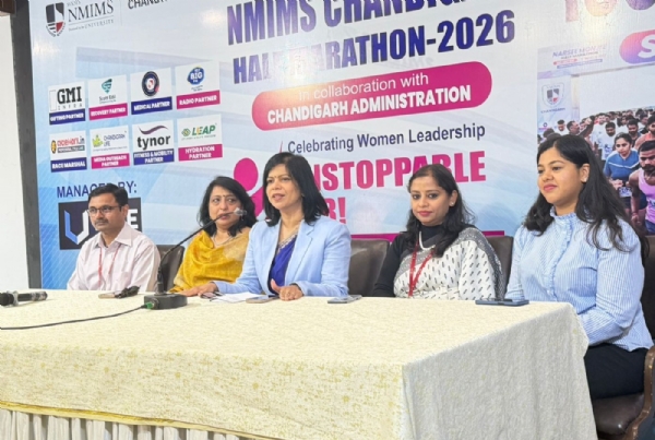 ਮੀਡੀਆ ਨੂੰ ਸੰਬੋਧਨ ਕਰਦੇ ਹੋਏ ਐਨਐਮਆਈਐਮਐਸ ਦੀ ਪ੍ਰੋਫੈਸਰ (ਡਾ.) ਜਯੋਤਸਨਾ ਸਿੰਘ ਅਤੇ ਹੋਰ।