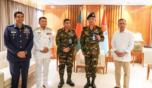 ਲੈਫਟੀਨੈਂਟ ਜਨਰਲ ਮੀਰ ਮੁਸ਼ਫਿਕਰ ਰਹਿਮਾਨ ਨੇ ਪ੍ਰਧਾਨ ਮੰਤਰੀ ਤਾਰਿਕ ਰਹਿਮਾਨ ਦੀ ਅਗਵਾਈ ਵਿੱਚ ਪ੍ਰਮੋਸ਼ਨ ਸਮਾਰੋਹ ਤੋਂ ਬਾਅਦ ਢਾਕਾ ਵਿੱਚ ਲੋਕ ਸੰਪਰਕ ਅਧਿਕਾਰੀ (ਪੀਐਸਓ) ਵਜੋਂ ਡਿਊਟੀ ਸੰਭਾਲੀ। ਫੋਟੋ: ਬੰਗਲਾਦੇਸ਼ ਦੇ ਪ੍ਰਧਾਨ ਮੰਤਰੀ ਦਫ਼ਤਰ ਲੈਫਟੀਨੈਂਟ ਜਨਰਲ ਮੀਰ ਮੁਸ਼ਫਿਕਰ ਰਹਿਮਾਨ ਨੇ ਪ੍ਰਧਾਨ ਮੰਤਰੀ ਤਾਰਿਕ ਰਹਿਮਾਨ ਦੀ ਅਗਵਾਈ ਵਿੱਚ ਪ੍ਰਮੋਸ਼ਨ ਸਮਾਰੋਹ ਤੋਂ ਬਾਅਦ ਢਾਕਾ ਵਿੱਚ ਲੋਕ ਸੰਪਰਕ ਅਧਿਕਾਰੀ (ਪੀਐਸਓ) ਵਜੋਂ ਡਿਊਟੀ ਸੰਭਾਲੀ। ਫੋਟੋ: ਬੰਗਲਾਦੇਸ਼ ਦੇ ਪ੍ਰਧਾਨ ਮੰਤਰੀ ਦਫ਼ਤਰ