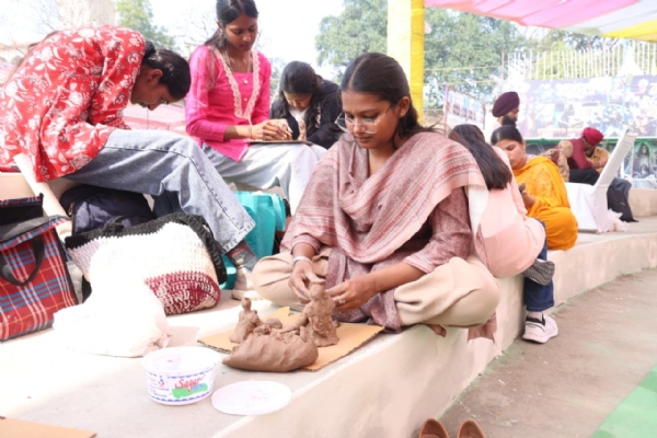 ਪੰਜਾਬ ਸਖੀ ਸ਼ਕਤੀ ਕ੍ਰਾਫਟ ਮੇਲਾ 2026 ’ਚ ਮਿੱਟੀ ਦੀਆਂ ਕਲਾਕ੍ਰਿਤੀਆਂ ਬਣਾਉਂਦੀ ਕਲਾਕਾਰ