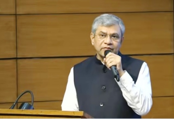 ਕੇਂਦਰੀ ਮੰਤਰੀ ਅਸ਼ਵਨੀ ਵੈਸ਼ਨਵ ਮੰਗਲਵਾਰ ਨੂੰ ਕੈਬਨਿਟ ਦੇ ਫੈਸਲਿਆਂ ਬਾਰੇ ਜਾਣਕਾਰੀ ਦਿੰਦੇ ਹੋਏ।