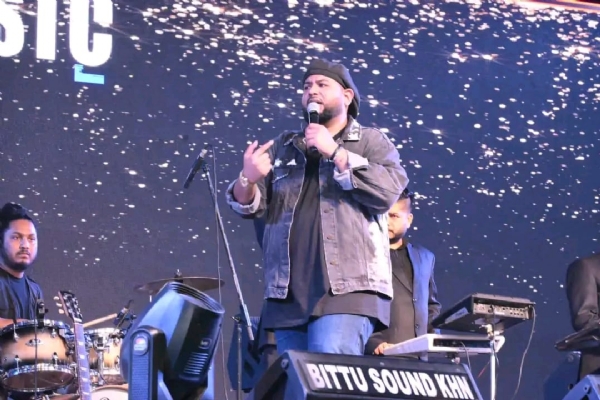 ਪੇਸ਼ਕਾਰੀ ਦਿੰਦੇ ਹੋਏ ਗਾਇਕ ਅਲਾਪ ਸਿਕੰਦਰ