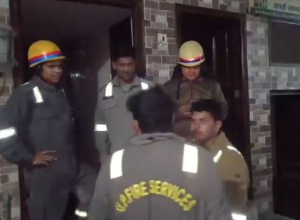 ਘਟਨਾ ਵਾਲੀ ਥਾਂ ’ਤੇ ਫਾਇਰ ਕਰਮੀ ਘਟਨਾ ਵਾਲੀ ਥਾਂ ’ਤੇ ਫਾਇਰ ਕਰਮੀ