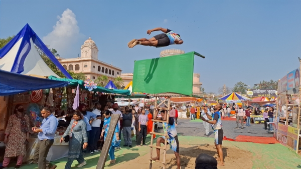 ਸ਼ੀਸ਼ ਮਹਿਲ ਪਟਿਆਲਾ ਵਿਖੇ ਪੰਜਾਬ ਸਖੀ ਸ਼ਕਤੀ ਕਰਾਫ਼ਟ ਮੇਲੇ ਵਿੱਚ ਬਾਜ਼ੀ ਦੇ ਕਰਤੱਬ ਦਿਖਾਉਂਦੇ ਹੋਏ ਮੌੜ ਮੰਡੀ ਦੇ ਬਾਜ਼ੀਗਰ ਕੇਸਰ ਸਿੰਘ ਦੀ ਟੋਲੀ ਦੇ ਮੈਂਬਰ।