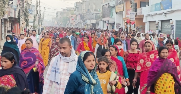 ਮਿਥਿਲਾ ਮੱਧ ਪਰਿਕਰਮਾ ਵਿੱਚ ਭਾਗ ਲੈਂਦੇ ਹੋਏ ਸ਼ਰਧਾਲੂ। ਮਿਥਿਲਾ ਮੱਧ ਪਰਿਕਰਮਾ ਵਿੱਚ ਭਾਗ ਲੈਂਦੇ ਹੋਏ ਸ਼ਰਧਾਲੂ।