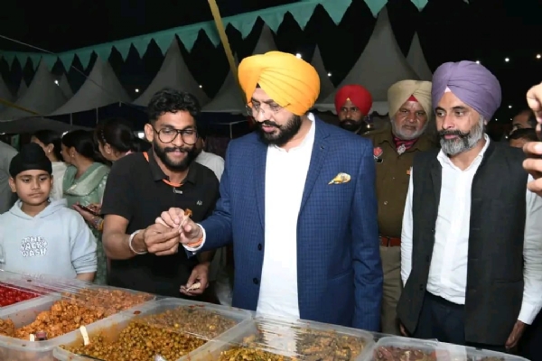 ਮੇਲੇ ’ਚ ਸਟਾਲ ਪਕਵਾਨਾਂ ਦਾ ਨਿਰੀਖਣ ਕਰਦੇ ਕੈਬਨਿਟ ਮੰਤਰੀ ਤਰੁਨਪ੍ਰੀਤ ਸਿੰਘ ਸੌਂਦ