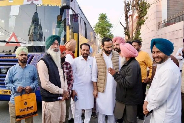 ਦਰਸ਼ਨ ਕਰਕੇ ਪਰਤੇ ਸ਼ਰਧਾਲੂਆਂ ਨੂੰ ਮਿਲਦੇ ਹੋਏ ਲੋਕ ਸਭਾ ਮੈਂਬਰ ਗੁਰਮੀਤ ਸਿੰਘ ਮੀਤ ਹੇਅਰ