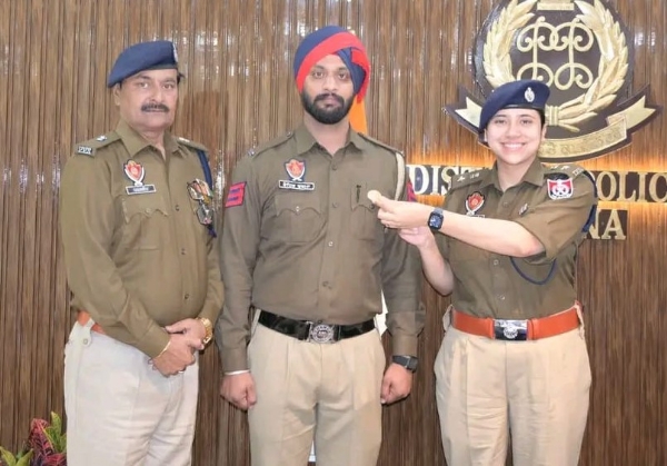 ਸੀਨੀਅਰ ਸਿਪਾਹੀ ਰੋਹਿਤ ਵਰਮਾ ਨੂੰ ਸਨਮਾਨਿਤ ਕਰਦੇ ਹੋਏ ਐਸ.ਐੱਸ.ਪੀ ਡਾ. ਦਰਪਣ ਆਹਲੂਵਾਲੀਆ