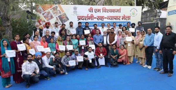 ਪੀਐਮ ਵਿਸ਼ਵਕਰਮਾ ਪ੍ਰਦਰਸ਼ਨੀ-ਸਹਿ-ਵਪਾਰ ਮੇਲੇ ’ਚ ਪਹੁੰਚੇ ਪ੍ਰਦਰਸ਼ਕ।