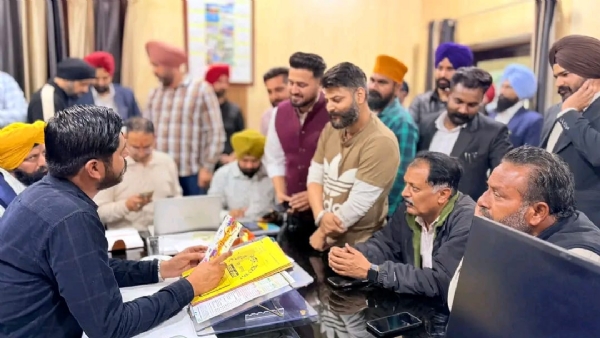 ਲੋਕ ਮਿਲਣੀ ਦੌਰਾਨ ਮੁਸ਼ਕਿਲਾਂ ਸੁਣਦੇ ਹੋਏ ਵਿਧਾਇਕ ਸ਼ੇਰੀ ਕਲਸੀ