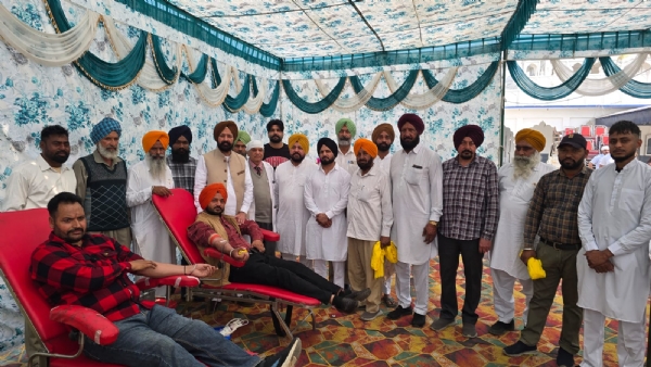 ਖੂਨਦਾਨ ਕੈਂਪ ਦੋਰਾਨ ਵਿਧਾਇਕ ਲਖਬੀਰ ਸਿੰਘ ਰਾਏ ਅਤੇ ਹੋਰ ਪਤਵੰਤੇ ਖੂਨਦਾਨ ਕੈਂਪ ਦੋਰਾਨ ਵਿਧਾਇਕ ਲਖਬੀਰ ਸਿੰਘ ਰਾਏ ਅਤੇ ਹੋਰ ਪਤਵੰਤੇ