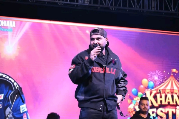 ‘ਪੰਜਾਬ ਸਖੀ ਸ਼ਕਤੀ ਮੇਲੇ’ ਦੀ ਤੀਜੀ ਨਾਈਟ ਸਟਾਰ ਦੌਰਾਨ ਪ੍ਰਸਿੱਧ ਪੰਜਾਬੀ ਗਾਇਕ ਖ਼ਾਨ ਭੈਣੀ ਨੇ ਆਪਣੇ ਹਿੱਟ ਗੀਤਾਂ ਨਾਲ ਦਰਸ਼ਕਾਂ ਨੂੰ ਝੂਮਣ ਲਈ ਮਜਬੂਰ ਕਰ ਦਿੱਤਾ।