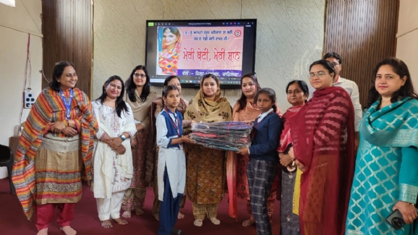 ਮੈਡਮ ਖੁਸ਼ਬੂ ਸਵਨਾ ਵਿਦਿਆਰਥਣਾਂ ਨੂੰ ਸਕੂਲ ਬੈਗਾਂ ਦੀ ਵੰਡ ਕਰਦੇ ਹੋਏ।