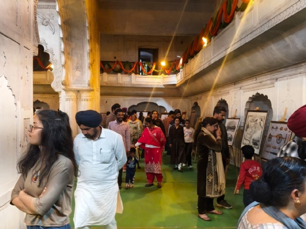 ਸ਼ੀਸ਼ ਮਹਿਲ ਪਟਿਆਲਾ ਵਿਖੇ ਪੰਜਾਬ ਸਖੀ ਸ਼ਕਤੀ ਕਰਾਫ਼ਟ ਮੇਲੇ ਵਿੱਚ ਲਗਾਈ ਦੁਰਲੱਭ ਦਸਤਾਵੇਜਾਂ ਤੇ ਚਿੱਤਰਾਂ ਦੀ ਪ੍ਰਦਰਸ਼ਨੀ ਦੇਖਦੇ ਹੋਏ ਦਰਸ਼ਕ।