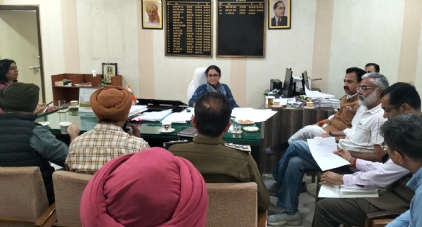 ਅਧਿਕਾਰੀਆਂ ਅਤੇ ਪਤਵੰਤਿਆਂ ਨਾਲ ਮੀਟਿੰਗ ਕਰਦੇ ਹੋਏ ਵਧੀਕ ਡਿਪਟੀ ਕਮਿਸ਼ਨਰ (ਜ) ਡਾ. ਮਨਦੀਪ ਕੌਰ