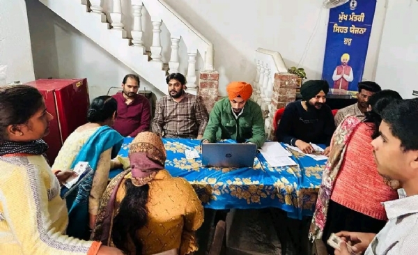 ਕਾਰਡ ਬਣਾਉਣ ਲਈ ਲੋਕਾਂ ਦੀ ਸਹੂਲਤ ਲਈ ਬਟਾਲਾ ਵਿਖੇ ਲੱਗੇ ਵਿਸ਼ੇਸ਼ ਕੈਂਪ ਦਾ ਦ੍ਰਿਸ਼