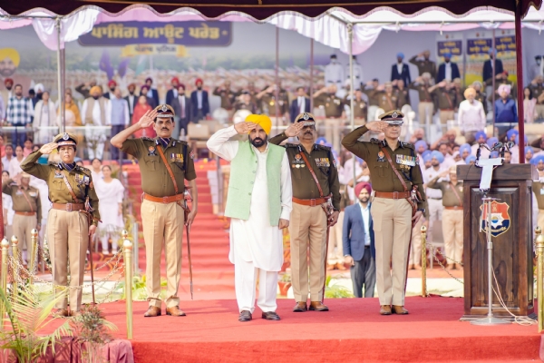 ਸਲਾਮੀ ਲੈਂਦੇ ਹੋਏ ਮੁੱਖ ਮੰਤਰੀ ਭਗਵੰਤ ਸਿੰਘ ਮਾਨ