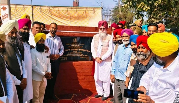 ਰਜਬਾਹੇ ਦੀ ਕੰਕਰੀਟ ਲਾਈਨਿੰਗ ਦਾ ਨੀਂਹ ਪੱਥਰ ਰੱਖਣ ਸਮੇਂ ਸਪੀਕਰ ਸੰਧਵਾਂ।