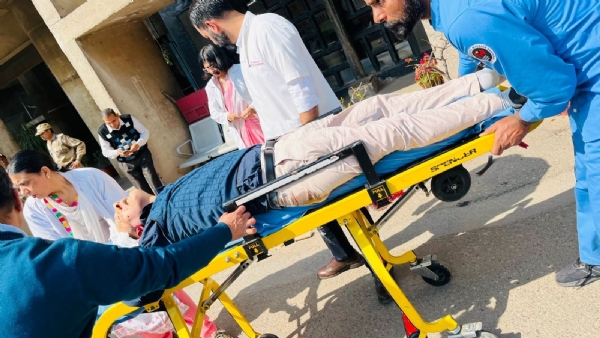 ਹਰਿਆਣਾ ਸਕੱਤਰੇਤ ਵਿੱਚ ਆਤਮਹਤਿੱਆ ਕਰਨ ਵਾਲੇ ਅਧਿਕਾਰੀ ਨੂੰ ਹਸਪਤਾਲ ਲੈਕੇ ਜਾਂਦੇ ਹੋਏ ਸਹਾਇਕ