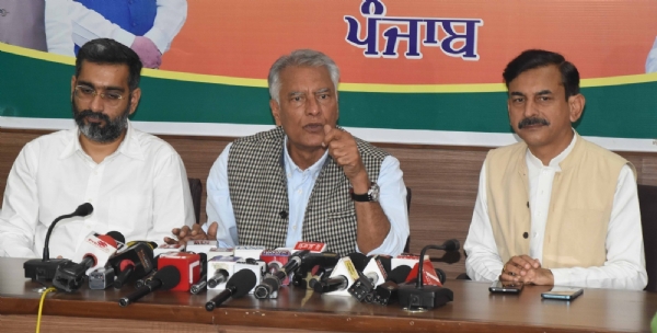 ਸੰਬੋਧਨ ਕਰਦੇ ਭਾਰਤੀ ਜਨਤਾ ਪਾਰਟੀ ਦੇ ਸੂਬਾ ਪ੍ਰਧਾਨ ਸੁਨੀਲ ਜਾਖੜ ਅਤੇ ਹੋਰ।