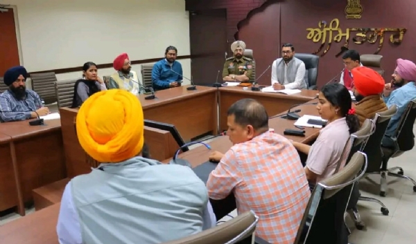 ਡਿਪਟੀ ਕਮਿਸ਼ਨਰ ਦਲਵਿੰਦਰਜੀਤ ਸਿੰਘ ਅਧਿਕਾਰੀਆਂ ਨਾਲ ਮੀਟਿੰਗ ਕਰਦੇ ਹੋਏ।