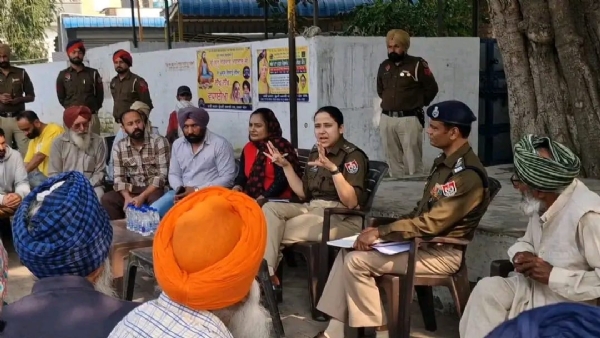 ਪਿੰਡ ਕੌੜੀ ਵਿਖੇ ਲੋਕਾਂ ਨਾਲ ਗੱਲਬਾਤ ਕਰਦੇ ਹੋਏ ਐਸ.ਐਸ.ਪੀ ਖੰਨਾ ਡਾ. ਦਰਪਣ ਆਹਲੂਵਾਲੀਆ।