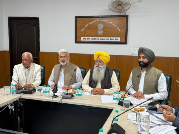 ਫ਼ਸਲੀ ਖ਼ਰੀਦ ਸਬੰਧੀ ਤਿਆਰੀਆਂ ਦੀ ਨਿਗਰਾਨੀ ਲਈ ਗਠਿਤ ਮੰਤਰੀ ਸਮੂਹ ਸਮੀਖਿਆ ਮੀਟਿੰਗ ਕਰਨ ਸਮੇਂ।