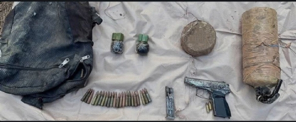 ਪੁੰਛ ਦੇ ਮੇਂਢਰ ਇਲਾਕੇ ਵਿੱਚ ਤਲਾਸ਼ੀ ਮੁਹਿੰਮ ਦੌਰਾਨ ਬਰਾਮਦ ਹਥਿਆਰ ਅਤੇ ਵਿਸਫੋਟਕ ।