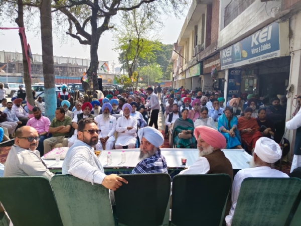 ਮੀਟਿੰਗ ਦੌਰਾਨ ਸਾਬਕਾ ਸਿਹਤ ਮੰਤਰੀ ਪੰਜਾਬ ਅਤੇ ਸੀਨੀਅਰ ਕਾਂਗਰਸੀ ਆਗੂ ਬਲਬੀਰ ਸਿੰਘ ਸਿੱਧੂ, ਆਗੂ ਅਤੇ ਵਰਕਰ ਮੀਟਿੰਗ ਦੌਰਾਨ ਸਾਬਕਾ ਸਿਹਤ ਮੰਤਰੀ ਪੰਜਾਬ ਅਤੇ ਸੀਨੀਅਰ ਕਾਂਗਰਸੀ ਆਗੂ ਬਲਬੀਰ ਸਿੰਘ ਸਿੱਧੂ, ਆਗੂ ਅਤੇ ਵਰਕਰ