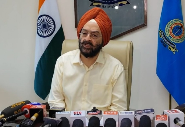 ਆਈਡੀਐੱਫਸੀ ਫ਼ਰਸਟ ਬੈਂਕ ਫ੍ਰੌਡ ਮਾਮਲੇ ਵਿੱਚ ਗ੍ਰਿਫ਼ਤਾਰੀਆਂ ਬਾਰੇ ਜਾਣਕਾਰੀ ਦਿੰਦੇ ਅਧਿਕਾਰੀ।