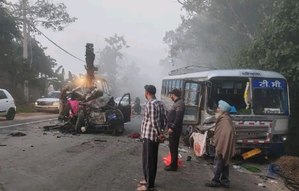 ਹਾਦਸੇ ਵਿੱਚ ਨੁਕਸਾਨੇ ਵਾਹਨ ਹਟਾਉਂਦੀ ਹੋਈ ਪੁਲਿਸ