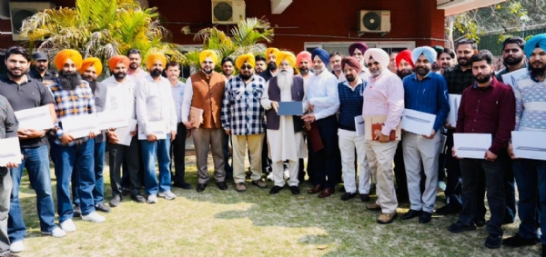 ਸਾਥੀ ਪੋਰਟਲ ਕਾਰਜਾਂ ਨੂੰ ਸੁਚਾਰੂ ਬਣਾਉਣ ਲਈ ਸੀਡ ਸਰਟੀਫ਼ਿਕੇਸ਼ਨ ਅਫ਼ਸਰਾਂ ਨੂੰ 40 ਟੈਬਲੇਟਸ ਭੇਟ ਕਰਦੇ ਗੁਰਮੀਤ ਸਿੰਘ ਖੁੱਡੀਆਂ