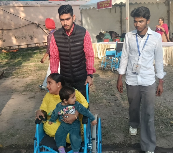 ਪੰਜਾਬ ਸਖੀ ਸ਼ਕਤੀ ਕਾਰਫ਼ਟ ਮੇਲੇ ’ਚ ਤੁਰਨ ਫਿਰਨ ਤੋਂ ਅਸਮਰਥ ਪਬਲਿਕ ਨੂੰ ਵੀਲ੍ਹਚੇਅਰ ਸੇਵਾ ਦਿੰਦੇ ਹੋਏ ਵਲੰਟੀਅਰ ।