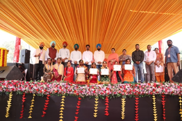 ਗਿੱਧਾ, ਭੰਗੜਾ ਤੇ ਵੇਸਟ ਤੋਂ ਬੈਸਟ ਬਣਾਉਣ ਦੇ ਮੁਕਾਬਲਿਆਂ ਦੀਆਂ ਜੇਤੂ ਟੀਮਾਂ ਨੂੰ ਇਨਾਮ ਤਕਸੀਮ ਕਰਦੇ ਹੋਏ ਰੂਪਵੰਤ ਕੌਰ, ਡਾ. ਸੁਖਦਰਸ਼ਨ ਸਿੰਘ ਚਹਿਲ ਤੇ ਡਾ. ਨਰਿੰਦਰ ਸਿੰਘ ਤੇਜਾ ਗਿੱਧਾ, ਭੰਗੜਾ ਤੇ ਵੇਸਟ ਤੋਂ ਬੈਸਟ ਬਣਾਉਣ ਦੇ ਮੁਕਾਬਲਿਆਂ ਦੀਆਂ ਜੇਤੂ ਟੀਮਾਂ ਨੂੰ ਇਨਾਮ ਤਕਸੀਮ ਕਰਦੇ ਹੋਏ ਰੂਪਵੰਤ ਕੌਰ, ਡਾ. ਸੁਖਦਰਸ਼ਨ ਸਿੰਘ ਚਹਿਲ ਤੇ ਡਾ. ਨਰਿੰਦਰ ਸਿੰਘ ਤੇਜਾ