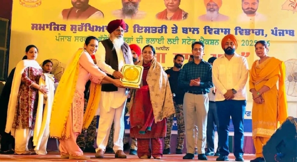 ਫਰੀਦਕੋਟ ’ਚ ‘ਸਾਡੇ ਬਜ਼ੁਰਗ, ਸਾਡਾ ਮਾਣ’ ਮੁਹਿੰਮ ਤਹਿਤ ਜ਼ਿਲ੍ਹਾ ਪੱਧਰੀ ਸਮਾਗਮ ਦੌਰਾਨ ਕੈਬਨਿਟ ਮੰਤਰੀ ਡਾ. ਬਲਜੀਤ ਕੌਰ, ਵਿਧਾਇਕ ਗੁਰਦਿੱਤ ਸਿੰਘ ਅਤੇ ਹੋਰ ।