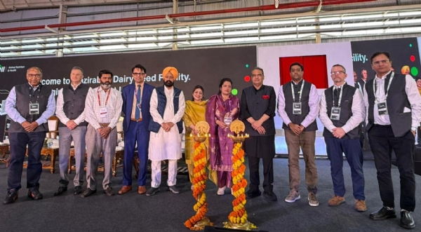 ਪਸ਼ੂ ਚਾਰੇ ਦੇ ਨਿਰਮਾਣ ਪਲਾਂਟ ਦਾ ਉਦਘਾਟਨ ਕਰਨ ਸਮੇਂ ਕੈਬਿਨੇਟ ਮੰਤਰੀ ਸੰਜੀਵ ਅਰੋੜਾ, ਸਥਾਨਕ ਵਿਧਾਇਕ ਅਤੇ ਅਧਿਕਾਰੀ