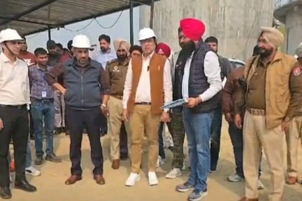 ਵਿਧਾਇਕ ਡਾ. ਅਜੇ ਗੁਪਤਾ ਨਗਰ ਨਿਗਮ ਕਮਿਸ਼ਨਰ ਅਤੇ ਅਧਿਕਾਰੀਆਂ ਨਾਲ ਖਾਪੜ ਖੇੜੀ ਸੀਵਰੇਜ ਟ੍ਰੀਟਮੈਂਟ ਪਲਾਂਟ ਦਾ ਨਿਰੀਖਣ ਕਰਦੇ ਹੋਏ।