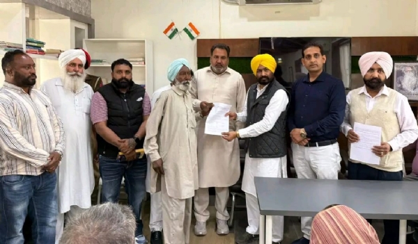 ਲਾਭਪਾਤਰੀ ਨੂੰ ਪੱਤਰ ਸੌਂਪਦੇ ਹੋਏ ਵਿਧਾਇਕ ਉਗੋਕੇ।