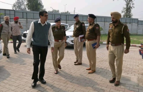 ਥਾਣਾ ਦੋਰਾਹਾ ਦਾ ਗੈਰ-ਰਸਮੀ ਨਿਰੀਖਣ ਕਰਨ ਸਮੇਂ ਡੀ.ਆਈ.ਜੀ ਲੁਧਿਆਣਾ ਰੇਂਜ ਸਤਿੰਦਰ ਸਿੰਘ ਅਤੇ ਐਸ.ਐਸ.ਪੀ