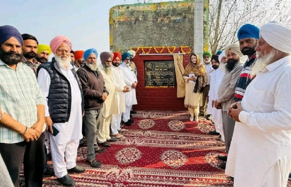 ਹਲਕਾ ਰਾਜਾਸਾਂਸੀ ਦੀ ਸੜਕ ਦਾ ਉਦਘਾਟਨ ਕਰਨ ਸਮੇਂ ਸੋਨੀਆ ਮਾਨ